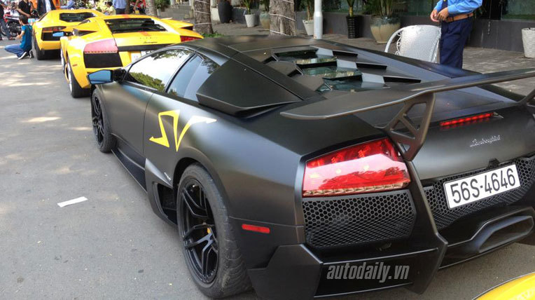 Minh 'nhựa' mang dàn siêu xe ra phố phơi nắng