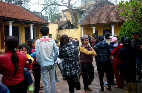 Rúng động vụ dỡ mái đình lấy gỗ sưa đem bán