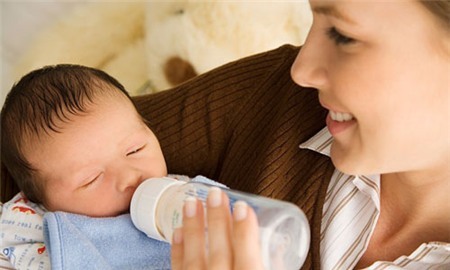 Mua-bán sữa mẹ: Cẩn thận rước họa cho con