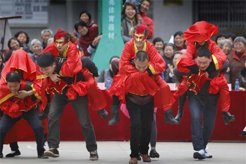 Xem thi cõng vợ mừng ngày 8/3