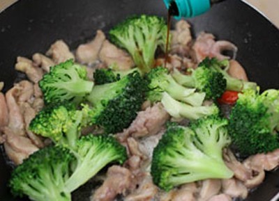 15 phút cho món thịt gà xào súp lơ