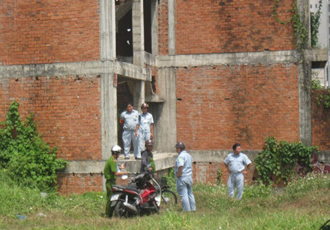 Đang chụp ảnh ở nhà hoang, bàng hoàng thấy xác chết