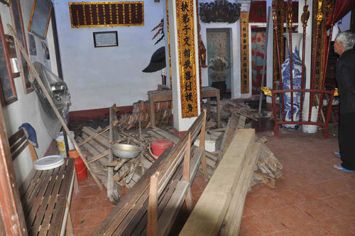 Dỡ gỗ sưa đình làng và 'đại bác' tương lai