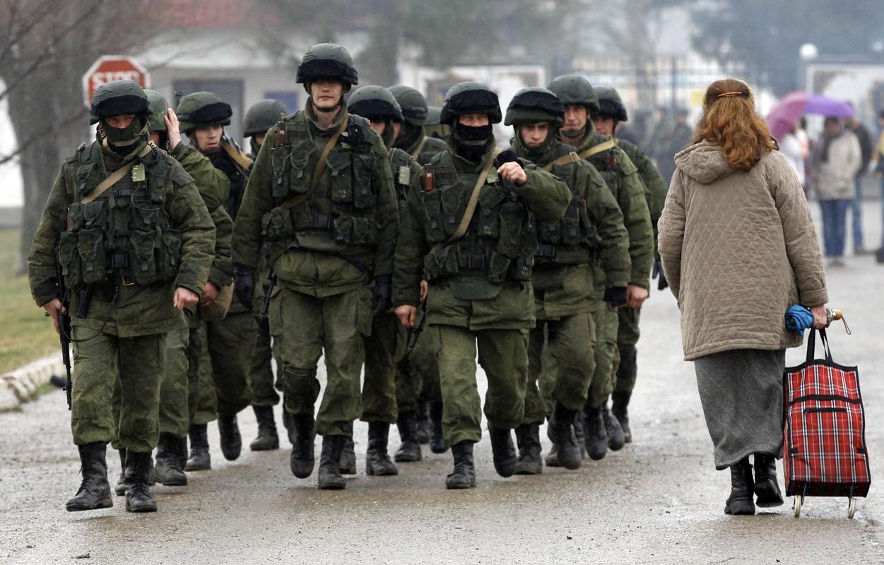Căng thẳng bên ngoài căn cứ Ukraina ở Crưm