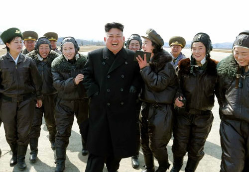 Kim Jong Un cười tươi giữa các nữ phi công Triều Tiên