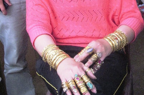 Người phụ nữ đeo hàng trăm cây vàng lên tiếng