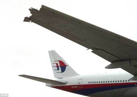 Máy bay Malaysia mất tích từng bị đâm, gãy cánh