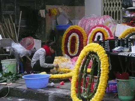 Kỹ nghệ 'hồi sinh' vòng hoa đám tang từ nghĩa địa