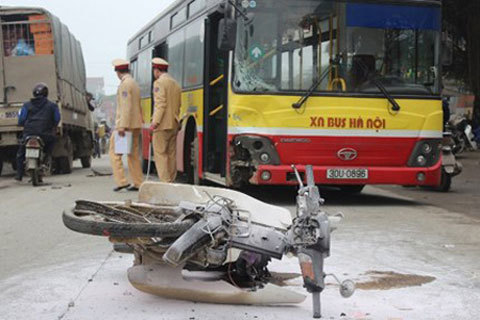 Tông trực diện xe bus, xe máy bốc cháy, 2 người chết