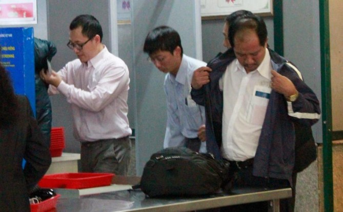 Cận cảnh: Cởi hết để soi an ninh hàng không ở Nội Bài