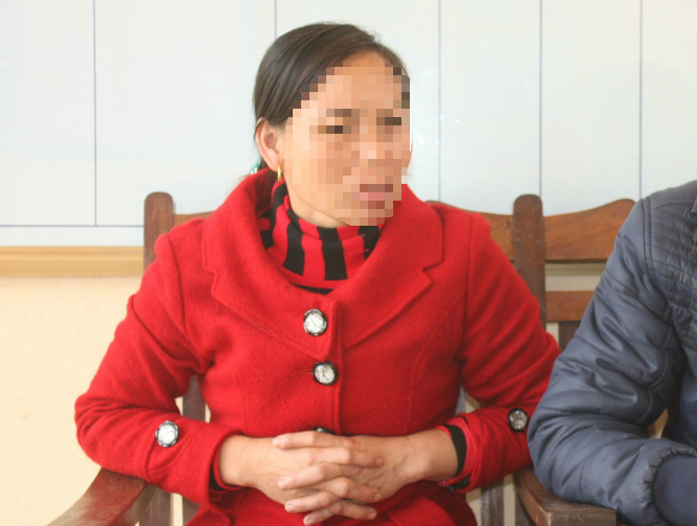 Ghen tuông, hai mẹ con lột quần áo bắt trói ‘tình địch’