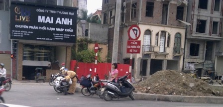 Không muốn phạt, hãy dùng kính lúp nhìn biển báo