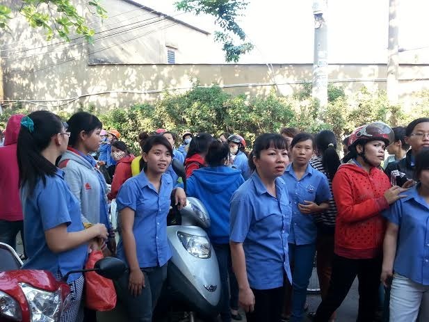 Bị quản lý đi vệ sinh, 900 công nhân ngừng việc