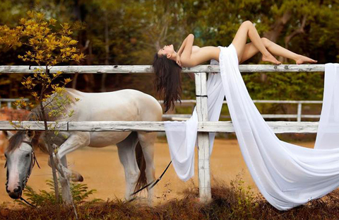 Hở ra là cởi hết