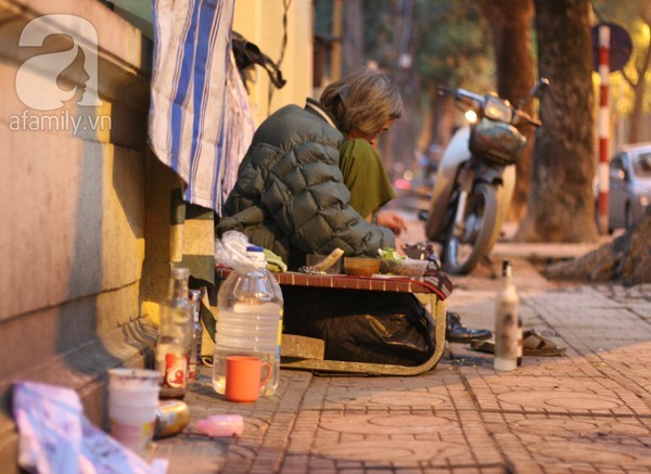 Hà Nội: Rớt nước mắt chuyện ông lão lấy vỉa hè làm nhà hơn 1 năm nay