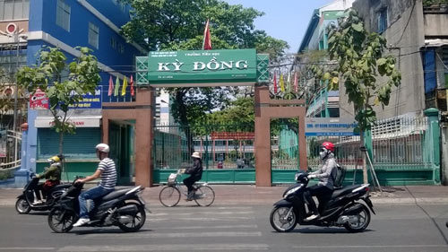 Ăn kẹo của người lạ, học sinh lớp 5 bị bắt cóc