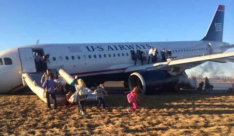 Máy bay nổ lốp, hành khách nháo nhào thoát thân