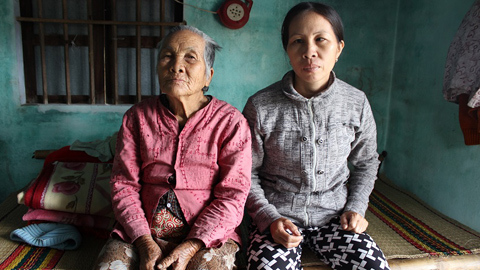 Mẹ già 82 tuổi nuôi 2 đứa con điên dại, mù lòa