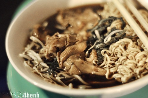 Lê la các quán ngon nổi tiếng ở phố Hàng Bồ