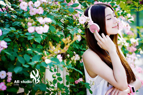 Hotgirl làm dáng với smartwatch hồng