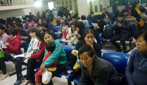 Bệnh viện công quá tải, bệnh viện tư ngắc ngoải