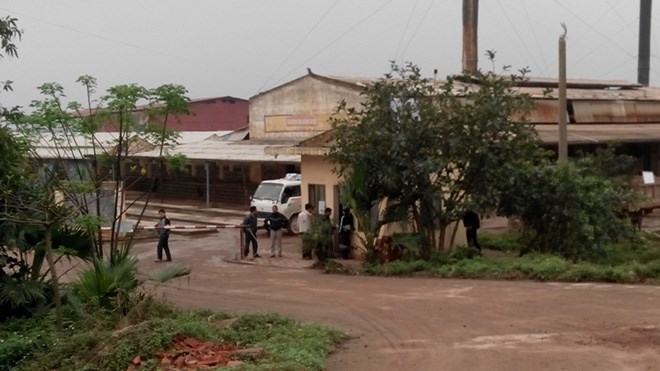 Khiêng giám đốc ra ngoài để 'cướp' gạch