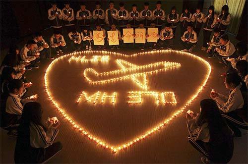 Hình ảnh ấn tượng trong tuần: Cầu nguyện cho MH370
