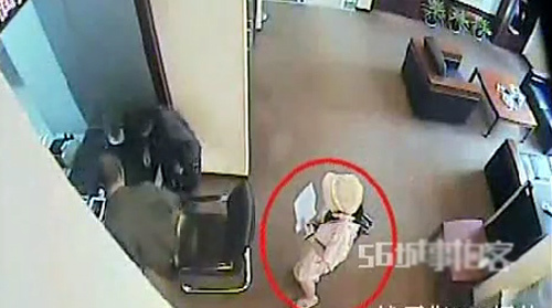 Hotgirl cướp tiền trắng trợn trước cửa ngân hàng