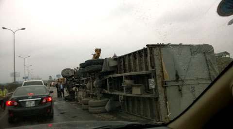 Xe tải đâm nhau, cao tốc Pháp Vân - Cầu Giẽ ùn tắc kéo dài