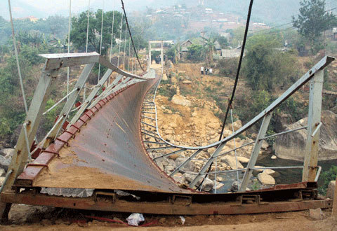 Phó Thủ tướng chỉ đạo điều tra vụ sập cầu Chu Va