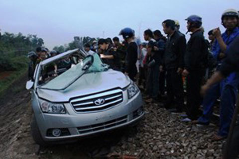 Tàu hỏa đâm ôtô, 2 công an tử vong