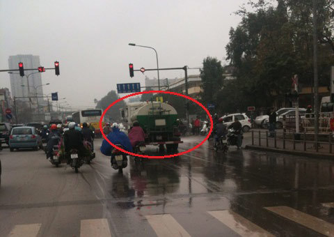 Những chuyện tréo ngoe trên đường phố Hà Nội