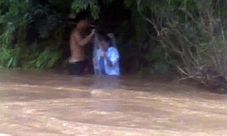 Chui bao nilon qua suối và tư duy 'bịt lỗ rò'