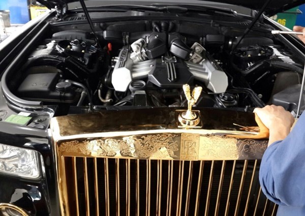 Rolls-Royce Phantom độ rồng vàng 24k về Hà Nội