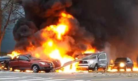 Trực thăng, ô tô cháy ngùn ngụt trên đường phố Mỹ