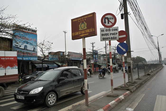 Những biển báo giao thông kỳ quặc ở Hà Nội