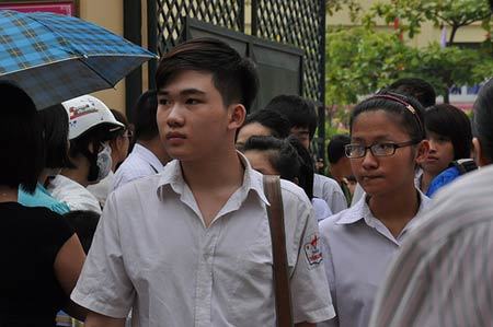Phụ huynh căng thẳng trước kỳ thi đại học
