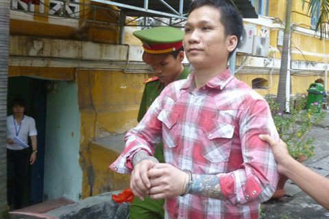 Đòi nợ thuê không được tưới xăng đốt con nợ
