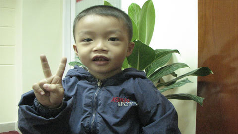 Thương bé ngày ngày tới viện