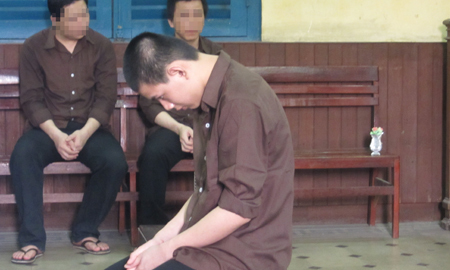 Lỡ 'vượt rào', nữ sinh bị bạn trai tống tiền