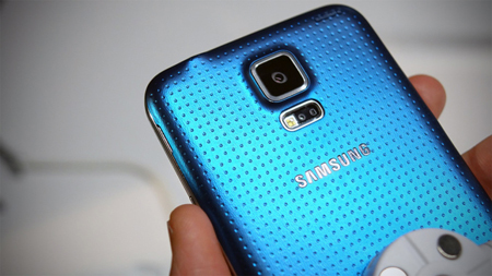 Smartphone Galaxy S5 chào bán rẻ hơn S4, S3