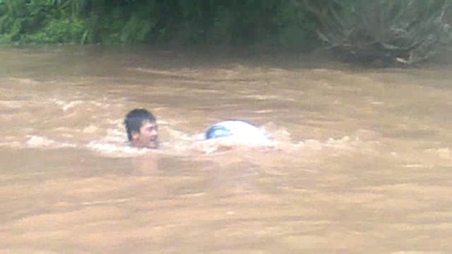 Vụ chui túi nilon qua suối: 'Lãnh đạo Sở rất quan liêu'