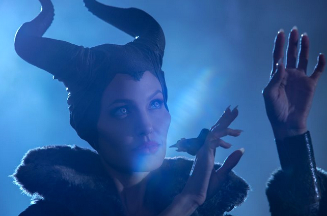 Angelina Jolie cực nham hiểm trong 