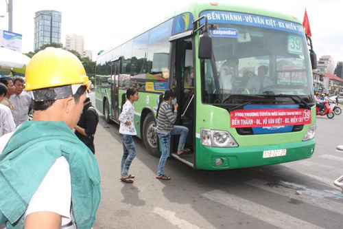 Trị“hung thần” xe buýt: tăng phạt nguội, lập làn đường riêng