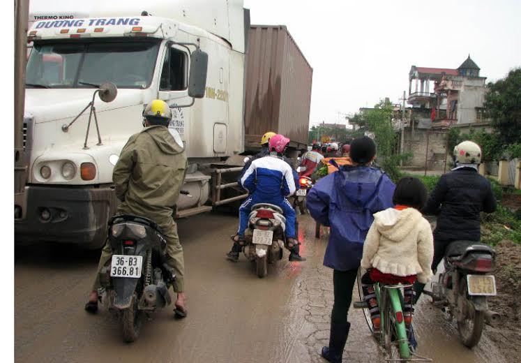 QL1A ùn tắc 30 km vì 2 xe chết máy giữa đường