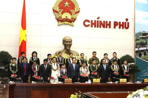 Thủ tướng trao giải 10 gương mặt trẻ tiêu biểu 2013