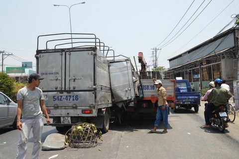 Xe tải húc nhau, bé 6 tuổi đứt lìa bàn chân