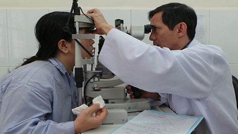 4 giáo viên bị đồng nghiệp tạt axít bỏng mắt nặng