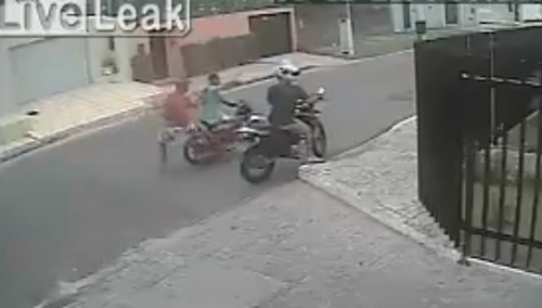 Gí súng vào đầu cướp xe máy giữa đường