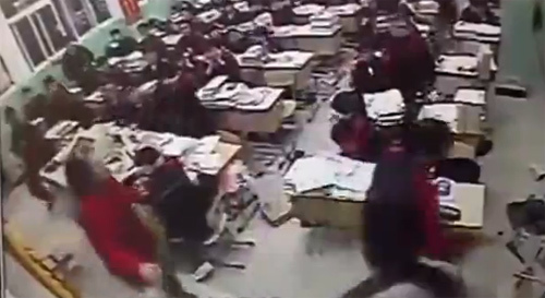 Học sinh nhảy qua cửa sổ tự tử giữa giờ học